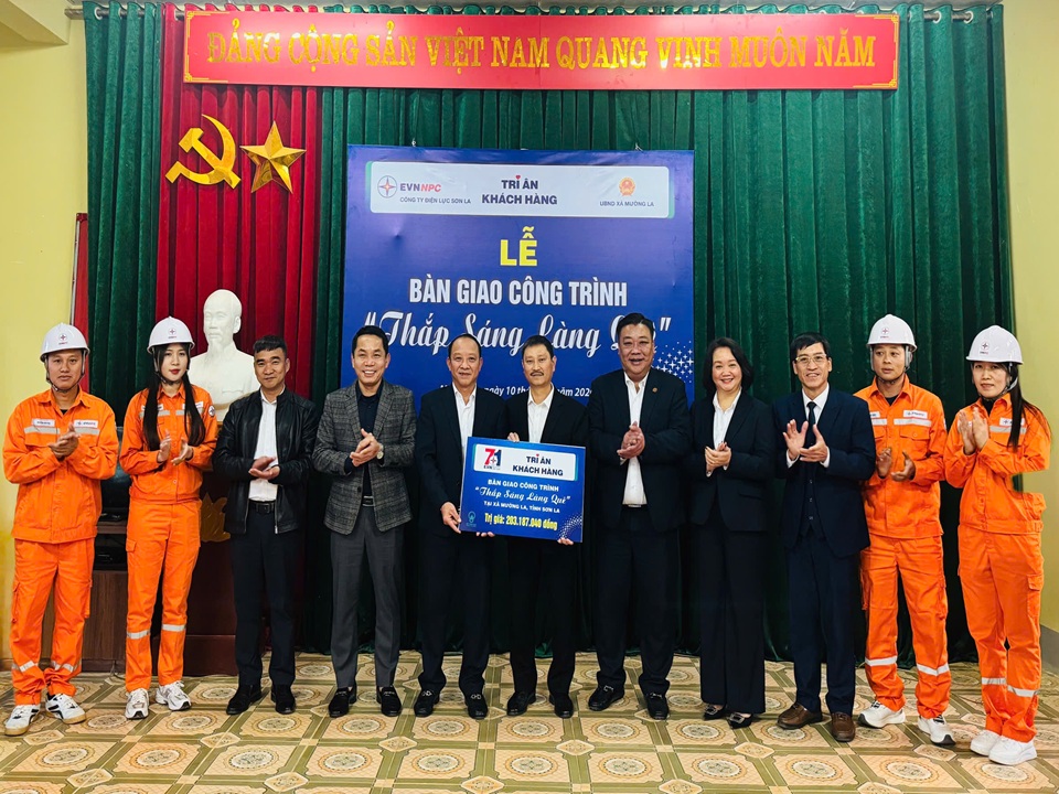 Ấm áp chương trình “Thắp sáng làng quê” trong chuỗi hoạt động Tri ân khách hàng